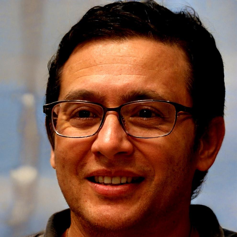 Carlos Mendoza - Instructor de Finanzas Personales